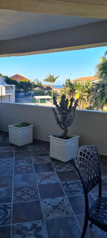 Appartement Aride 4 Awesome View Of Uvongo Main Swimming Beach From Communal Braai Area à Margate Extérieur photo
